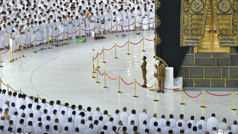The first prayer without physical distancing in Makka and Madina